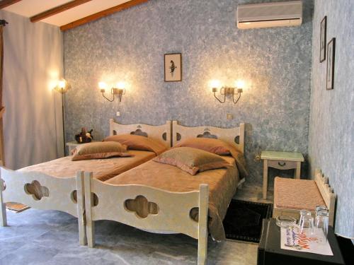 Giường trong phòng chung tại Mytilana Village Hotel