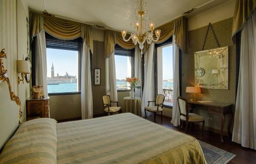 A bed or beds in a room at Locanda Vivaldi