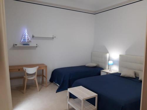 um quarto com duas camas e uma mesa e uma árvore de Natal em B&B LADY LUCIA em Porto Cesareo