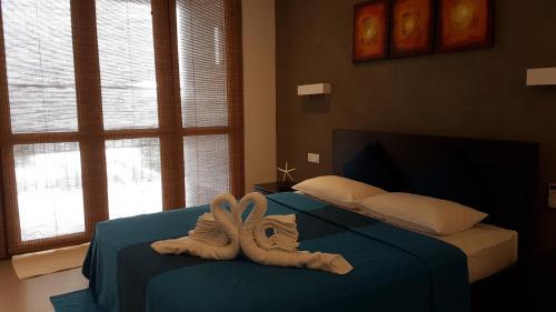 Ένα ή περισσότερα κρεβάτια σε δωμάτιο στο White Sand Villa - Beach front