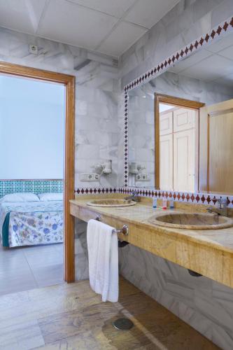 a bathroom with two sinks and a large mirror at Apartamentos Mexico in Vera