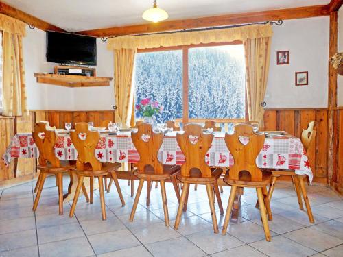 A detached chalet for 6 people with views of Veysonnazにあるレストランまたは飲食店