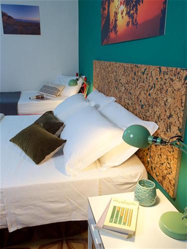 ein Schlafzimmer mit zwei Betten und einem Schreibtisch mit Lampe in der Unterkunft Il Bracconiere in Fonteblanda