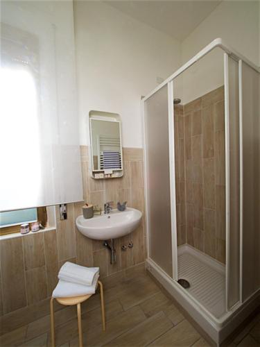 ein Badezimmer mit Waschbecken und Dusche in der Unterkunft Il Bracconiere in Fonteblanda
