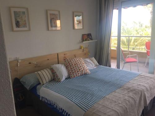 トレビエハにあるSweet Home EL PALMERAL Los Locos beachのベッドルーム1室(青と白の毛布付きのベッド1台付)