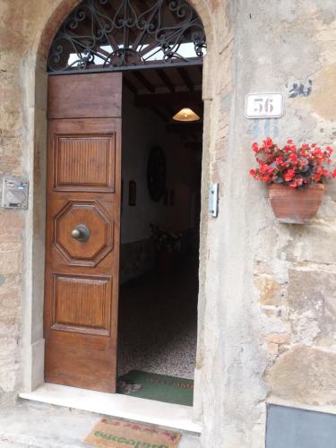 an entrance to a building with a large wooden door at Casa Tarrini in Chianni