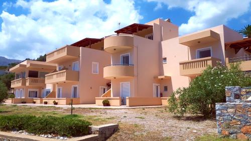 un gran edificio de apartamentos con balcones en el lateral en Creta Spirit, en Plakias