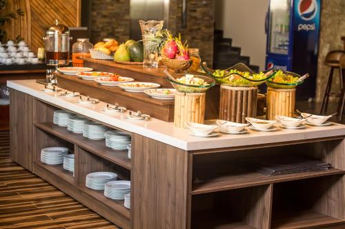 een buffettafel met borden en kommen eten bij Coral Bay Resort in Phu Quoc