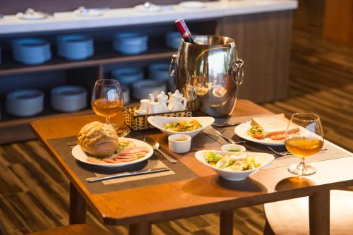 een tafel met borden met eten en glazen wijn bij Coral Bay Resort in Phu Quoc