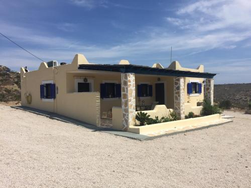 Το κτήριο όπου στεγάζεται  η παραθεριστική κατοικία