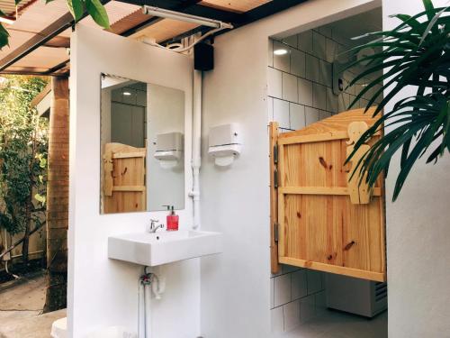 bagno con lavandino e specchio di The Snug Airportel - Phuket Airport a Nai Yang Beach