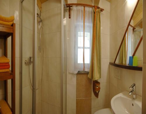 y baño con ducha y lavamanos. en Ferienwohnung Steiner, en Wald im Pinzgau