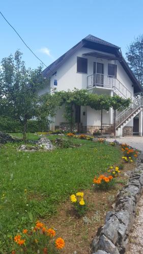 una casa con un campo de flores delante de ella en House Luketić, en Rastovača