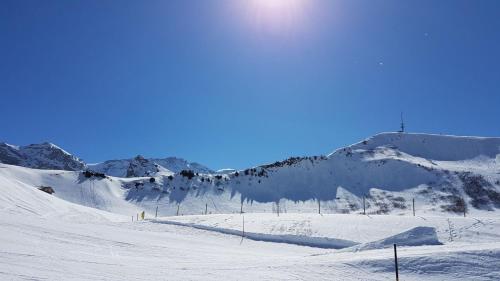 a snowy slope with a mountain in the background at Bühlerhof in Lenk