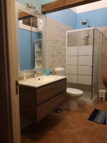 Un baño con lavabo, inodoro y ducha. en Residence Salento, en Palmariggi