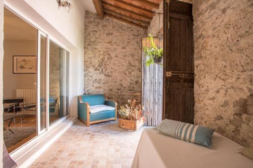 a room with a couch and a chair in a room at Chambres d'hôtes L'Ecrit Vin in Rustiques