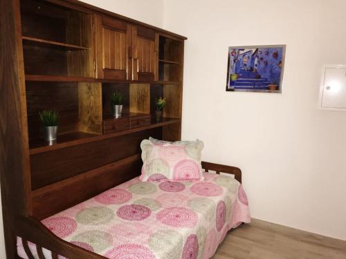 ポルシェスにあるDalia's Houseのベッドルーム1室(木製ヘッドボード付きのベッド1台付)
