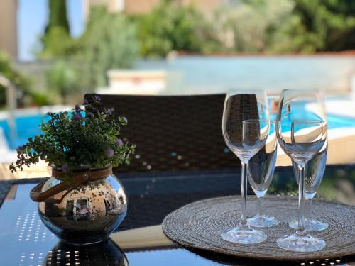 two wine glasses and a vase on a table at Apartment Dalmatien Traumhaus in Makarska