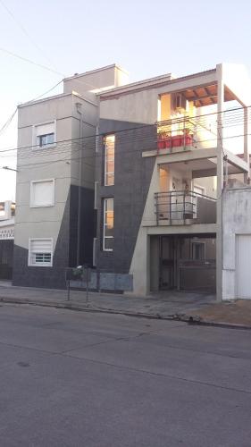 a building on the side of a street at Departamento de Celina in Olavarría