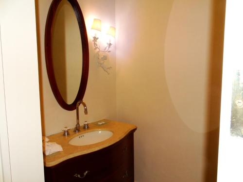 a bathroom with a sink and a mirror at Il Piccolo Peccato in Cuernavaca