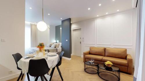 sala de estar con mesa y sofá en Illyria Luxury Studio Apartments, en Split