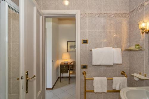 A bathroom at Hotel Villa Edera