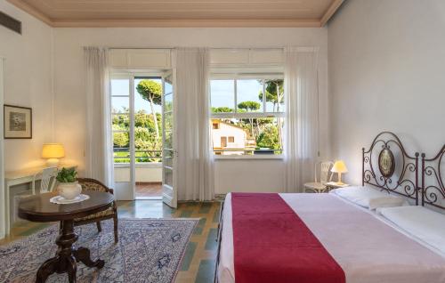 A bed or beds in a room at Hotel Villa Edera