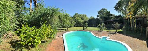 eine Draufsicht auf einen Swimmingpool in einem Hof in der Unterkunft Lo de Lanny in Colonia del Sacramento