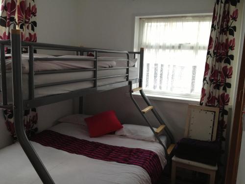 Łóżko lub łóżka piętrowe w pokoju w obiekcie Bluebell Hotel