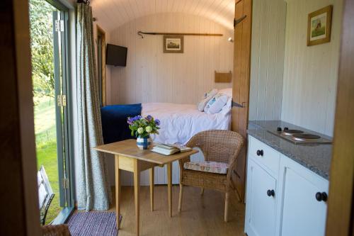 Kuchyň nebo kuchyňský kout v ubytování GoldenValley Shepherd's Hut