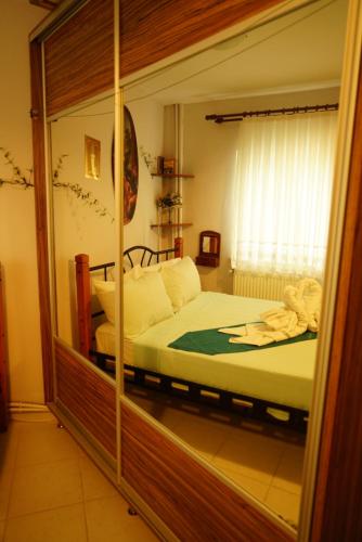 a mirror reflection of a bed in a bedroom at Dardanelles1915 in Canakkale