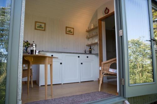 Kuchyň nebo kuchyňský kout v ubytování GoldenValley Shepherd's Hut