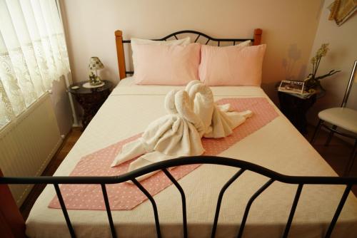a bedroom with a bed with towels on it at Dardanelles1915 in Canakkale