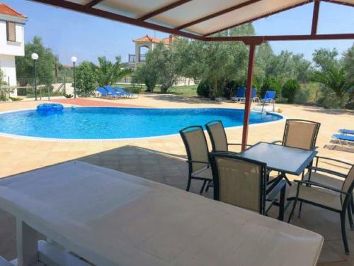 Bazén v ubytování Glyfada Villas nebo v jeho okolí