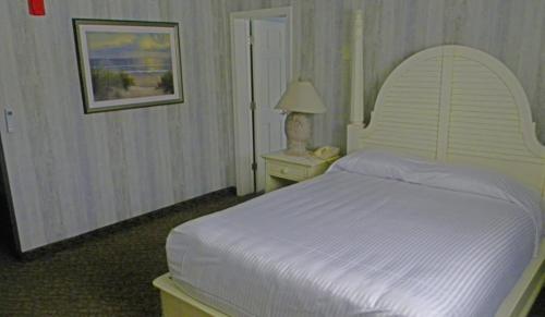 
A bed or beds in a room at Cape Codder Resort & Spa
