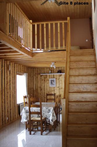 d'une salle à manger avec une table et des murs en bois. dans l'établissement Gites typiques au coeur des Hautes Vosges, à Saulxures-sur-Moselotte