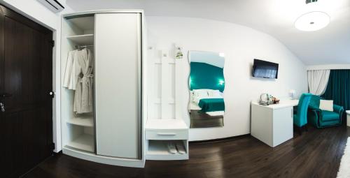 a dressing room with a mirror and a bed at Gorgeous Villa in Cluj-Napoca