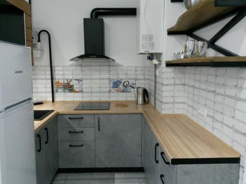 Апартаменты с дизайнерским ремонтом Олимпийский паркにあるキッチンまたは簡易キッチン