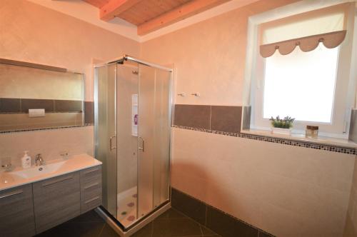 Ponte Caffaro的住宿－B&B La Vecchia Tipografia - Lago D'Idro，带淋浴和盥洗盆的浴室