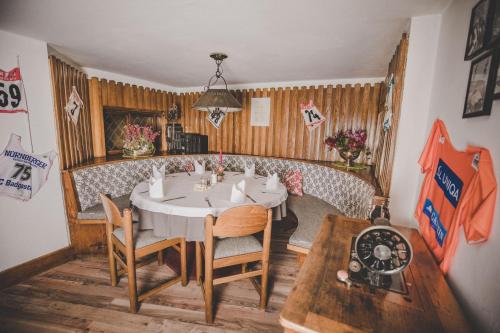a dining room with a table and chairs at Kurhotel & Hotel Mozart in Bad Gastein
