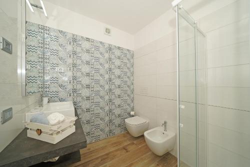 a bathroom with a toilet and a sink and a shower at la Luna nel Lago in Roe