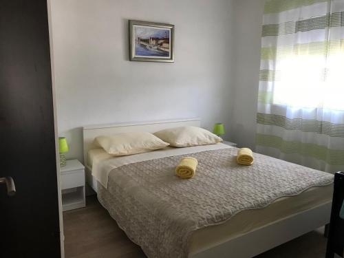 Postel nebo postele na pokoji v ubytování Apartman Mirjana with terrace and free parking