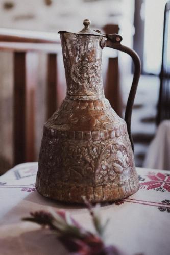an old vase sitting on top of a table at Filoxenia- Drakia in Drakeia