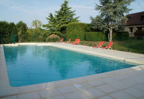 a swimming pool with four chairs at Logis hotel-restaurant les collines 59 route des crêtes in Cublac