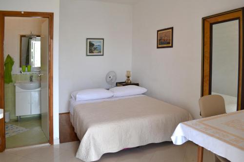una camera con due letti, lavandino e specchio di Sunflower a Spalato (Split)