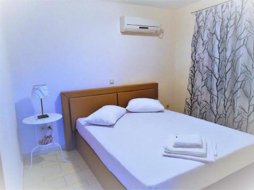 Postel nebo postele na pokoji v ubytování Glyfada Villas