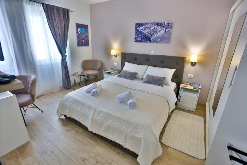 - une chambre avec un grand lit et 2 oreillers dans l'établissement Tchiba in Diocletian's palace, à Split