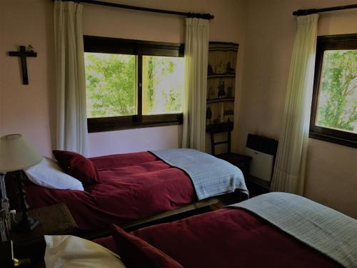 ein Schlafzimmer mit zwei Betten und einem Fenster in der Unterkunft Lo de Lanny in Colonia del Sacramento