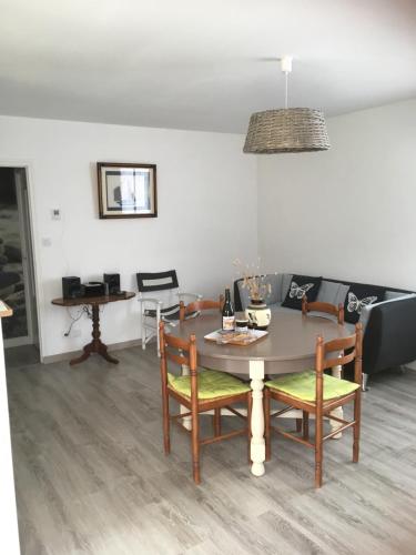 une salle à manger avec une table et des chaises dans l'établissement Ma maison, à Créhen
