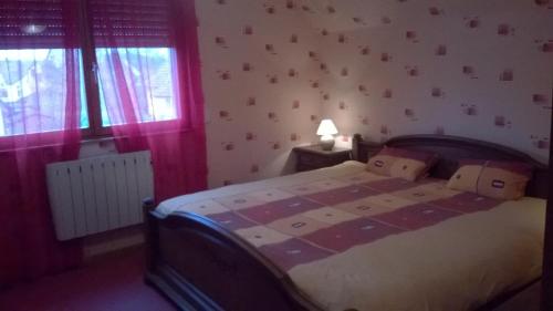 Un dormitorio con una cama y una pared con corazones en alsacecoeur, en Ungersheim
